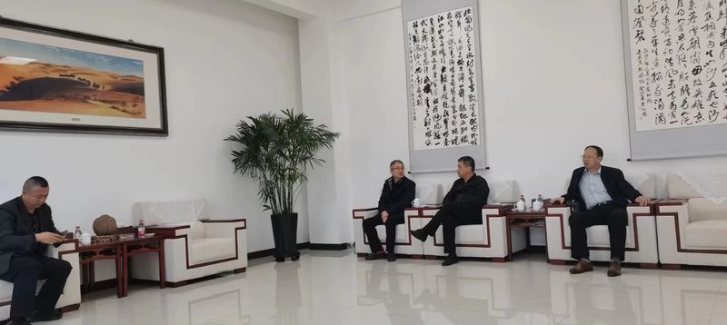 公司與哈密市政府領(lǐng)導(dǎo)洽談公司新疆發(fā)展思路，加大助力新疆能源發(fā)展！